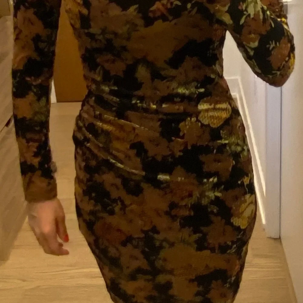Dynamite velvet XS mini dress - Picture 4 of 5